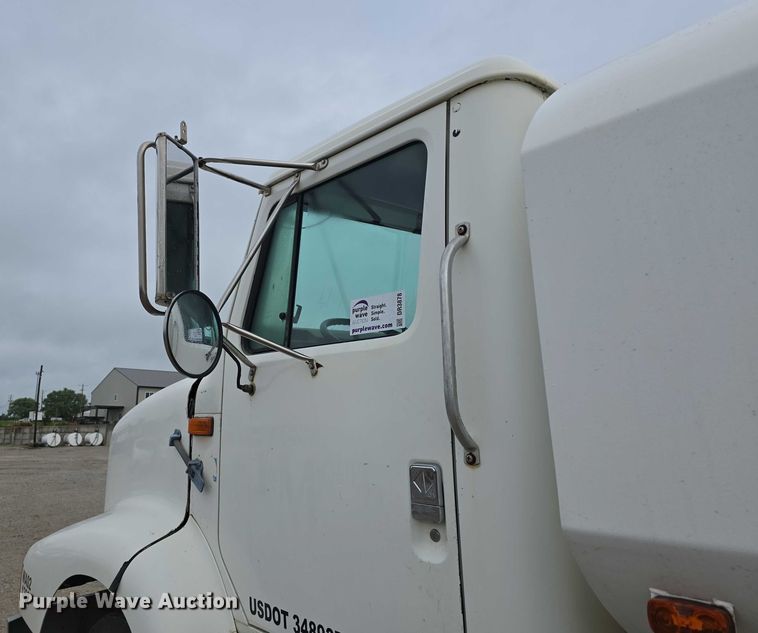 image for item DR3878 1997 International 8200 tank truck