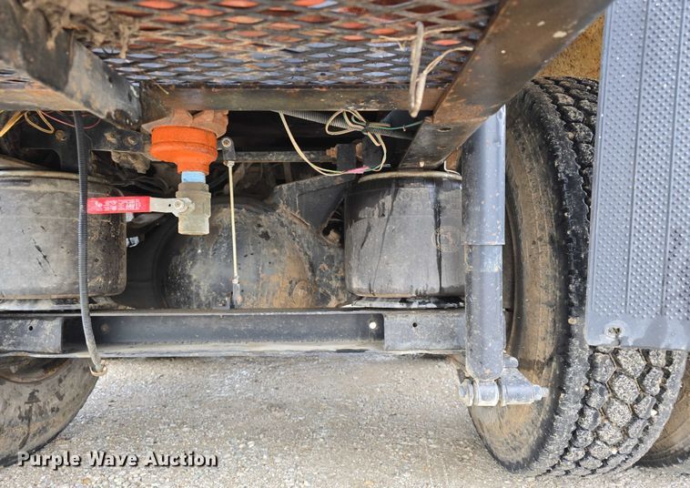 image for item DR3878 1997 International 8200 tank truck