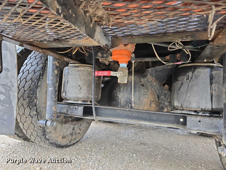 image for item DR3878 1997 International 8200 tank truck