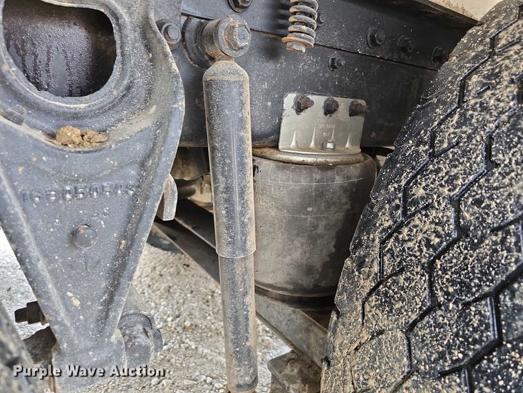 image for item DR3878 1997 International 8200 tank truck