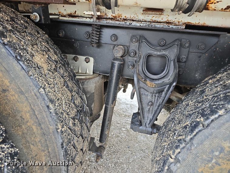 image for item DR3878 1997 International 8200 tank truck