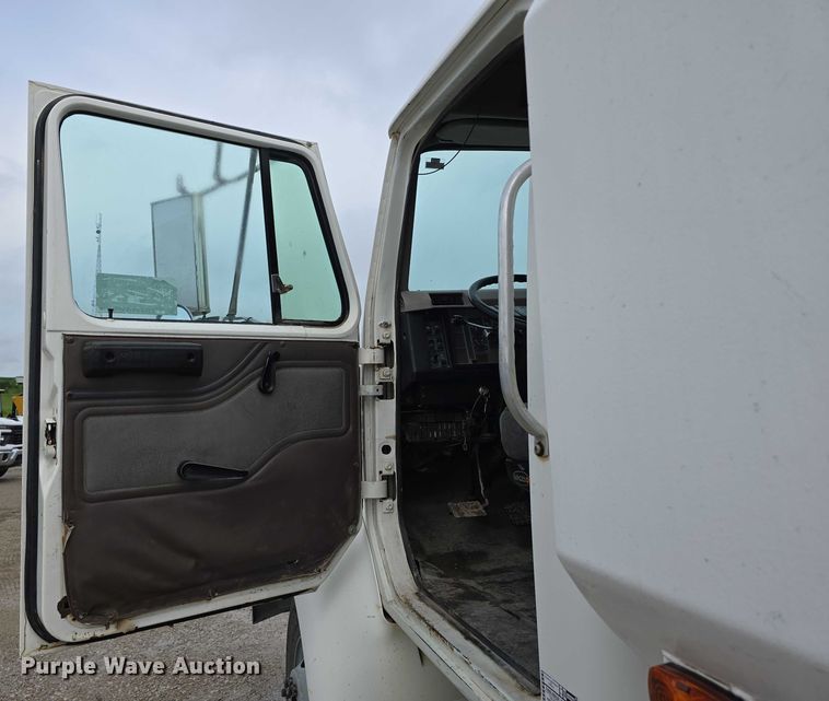 image for item DR3878 1997 International 8200 tank truck