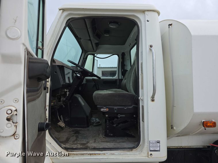 image for item DR3878 1997 International 8200 tank truck
