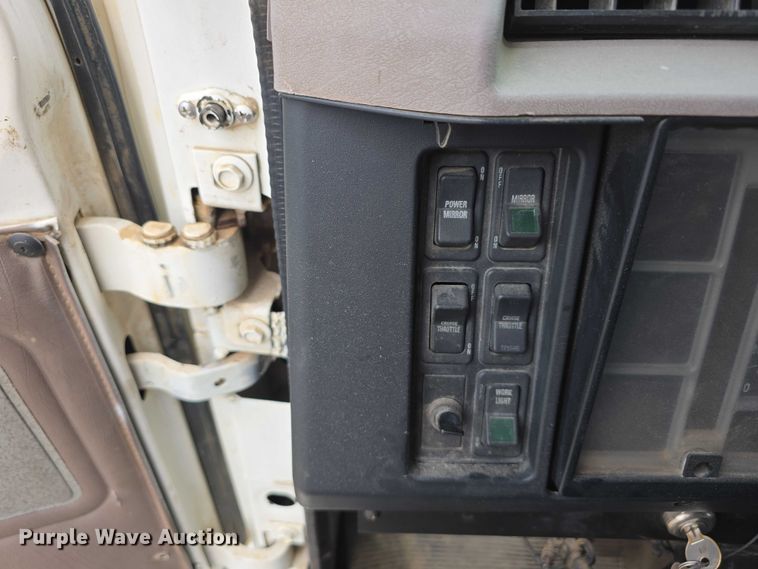 image for item DR3878 1997 International 8200 tank truck