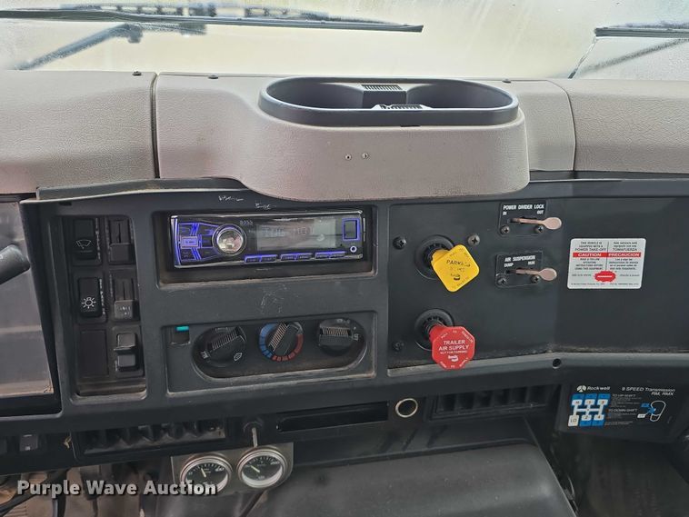 image for item DR3878 1997 International 8200 tank truck