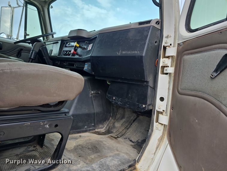 image for item DR3878 1997 International 8200 tank truck