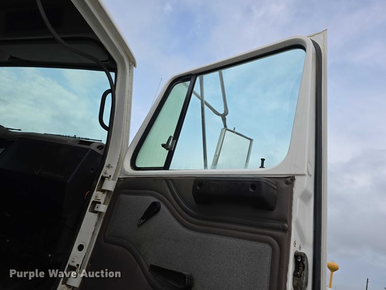 image for item DR3878 1997 International 8200 tank truck