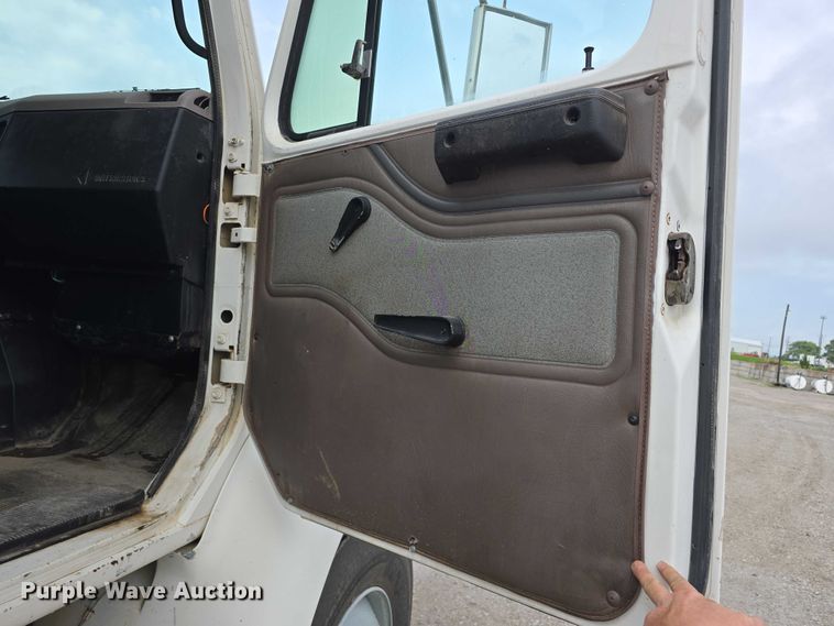 image for item DR3878 1997 International 8200 tank truck