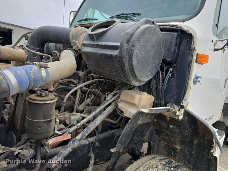 image for item DR3878 1997 International 8200 tank truck