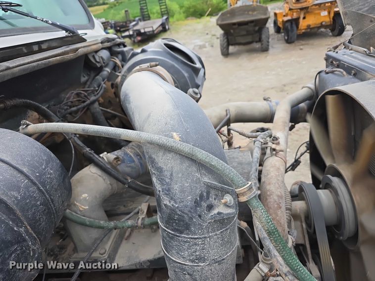 image for item DR3878 1997 International 8200 tank truck