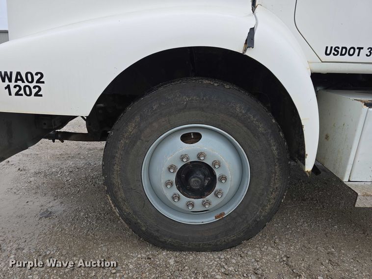 image for item DR3878 1997 International 8200 tank truck