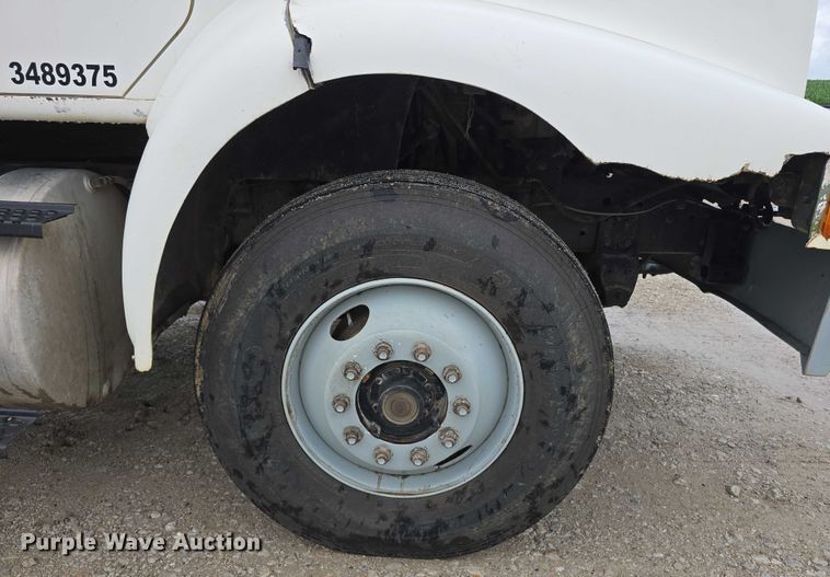 image for item DR3878 1997 International 8200 tank truck