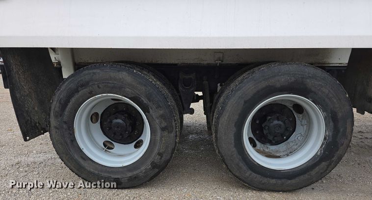 image for item DR3878 1997 International 8200 tank truck