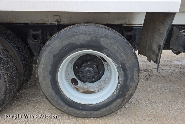 image for item DR3878 1997 International 8200 tank truck