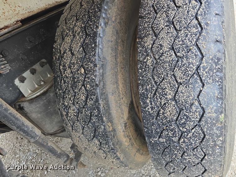 image for item DR3878 1997 International 8200 tank truck