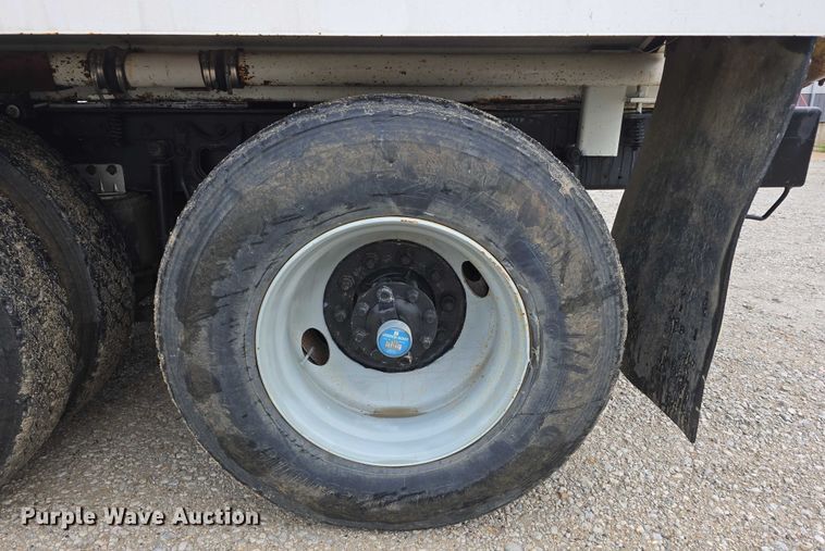 image for item DR3878 1997 International 8200 tank truck