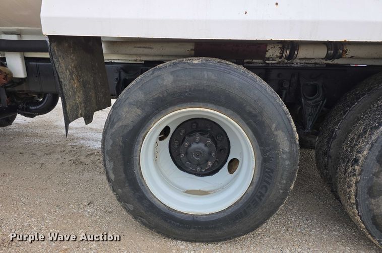 image for item DR3878 1997 International 8200 tank truck