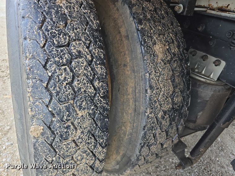 image for item DR3878 1997 International 8200 tank truck