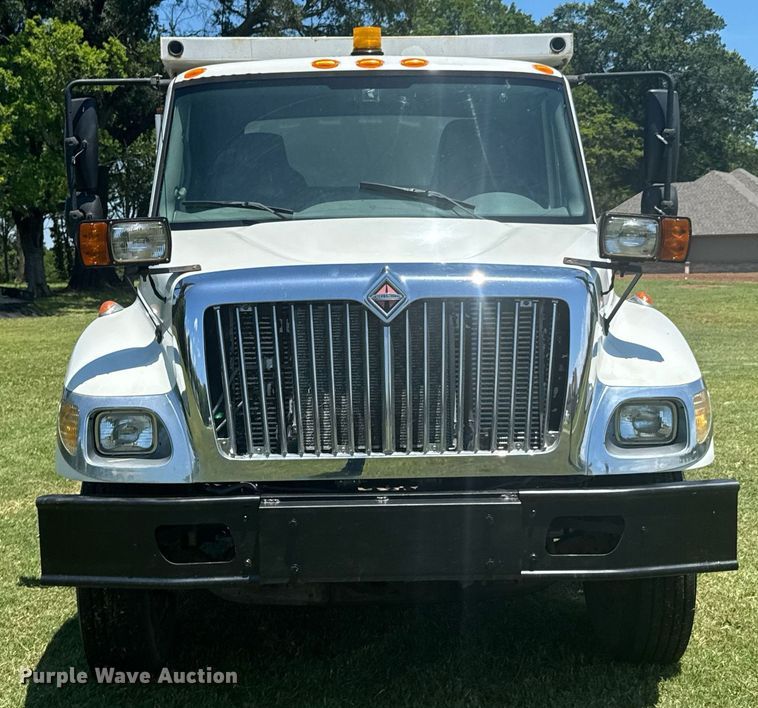 image for item DU9333 2004 International 7400 dump truck