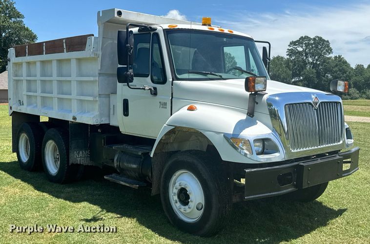 image for item DU9333 2004 International 7400 dump truck
