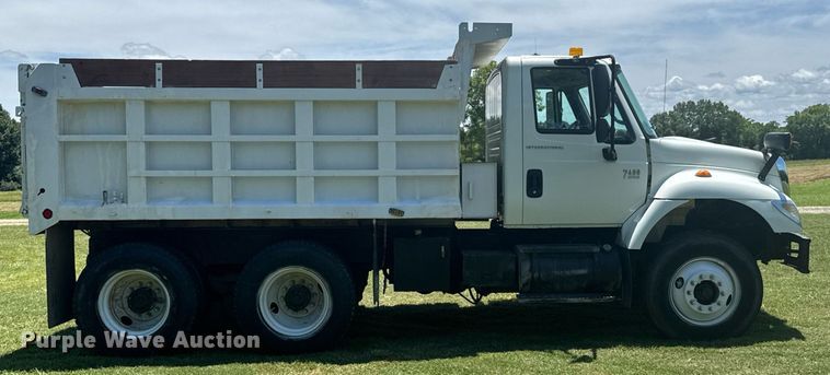 image for item DU9333 2004 International 7400 dump truck