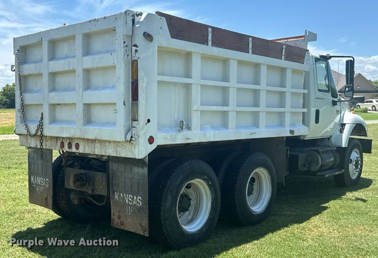 image for item DU9333 2004 International 7400 dump truck