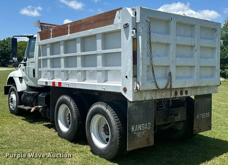 image for item DU9333 2004 International 7400 dump truck