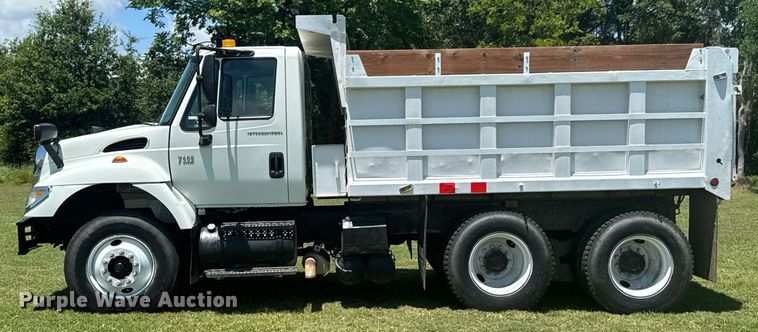 image for item DU9333 2004 International 7400 dump truck