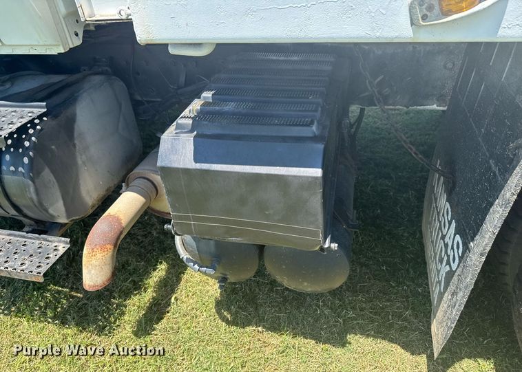 image for item DU9333 2004 International 7400 dump truck