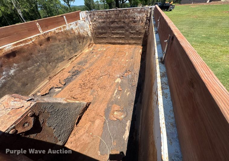 image for item DU9333 2004 International 7400 dump truck