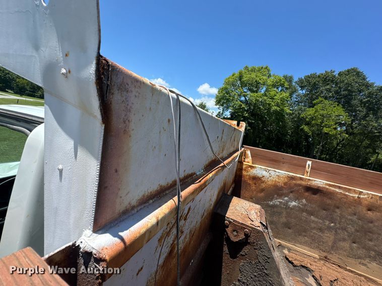 image for item DU9333 2004 International 7400 dump truck