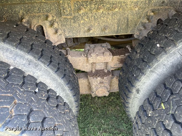 image for item DU9333 2004 International 7400 dump truck