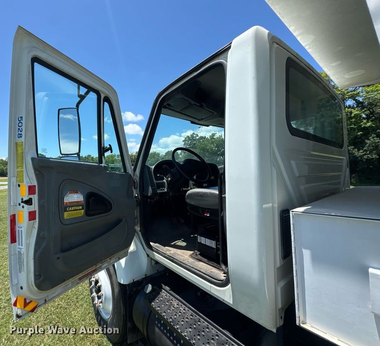 image for item DU9333 2004 International 7400 dump truck