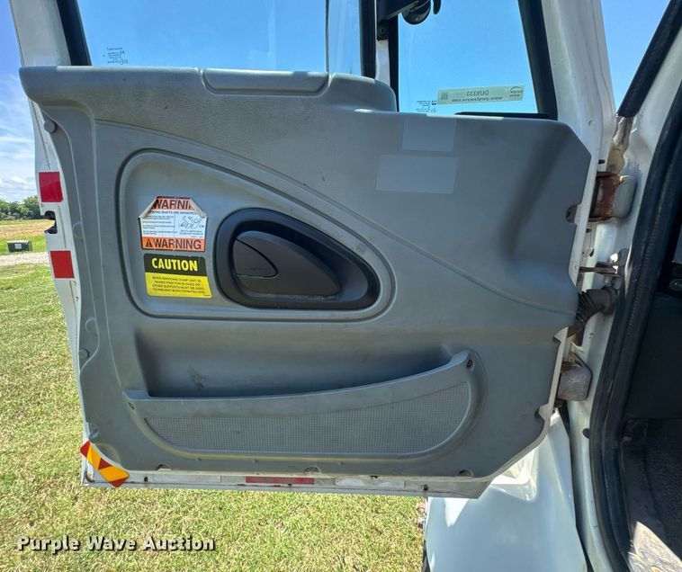 image for item DU9333 2004 International 7400 dump truck