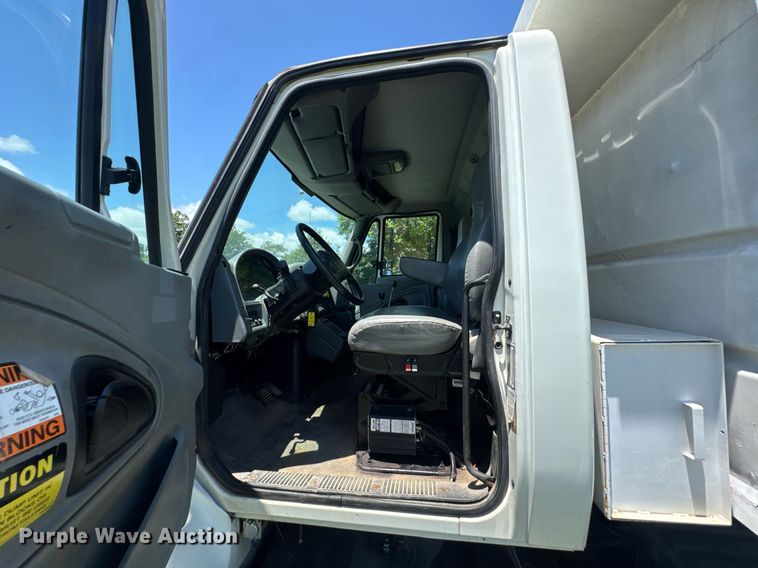 image for item DU9333 2004 International 7400 dump truck