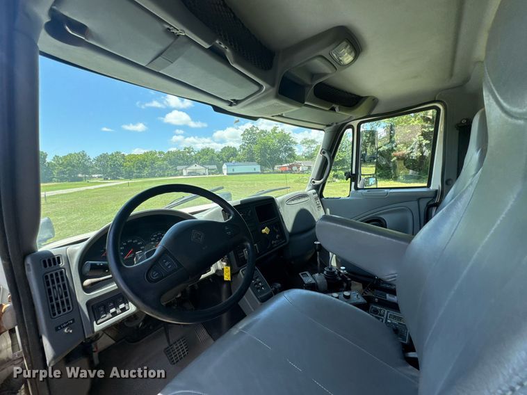 image for item DU9333 2004 International 7400 dump truck