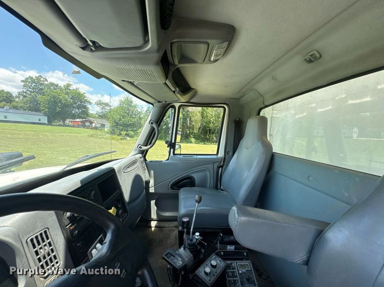 image for item DU9333 2004 International 7400 dump truck