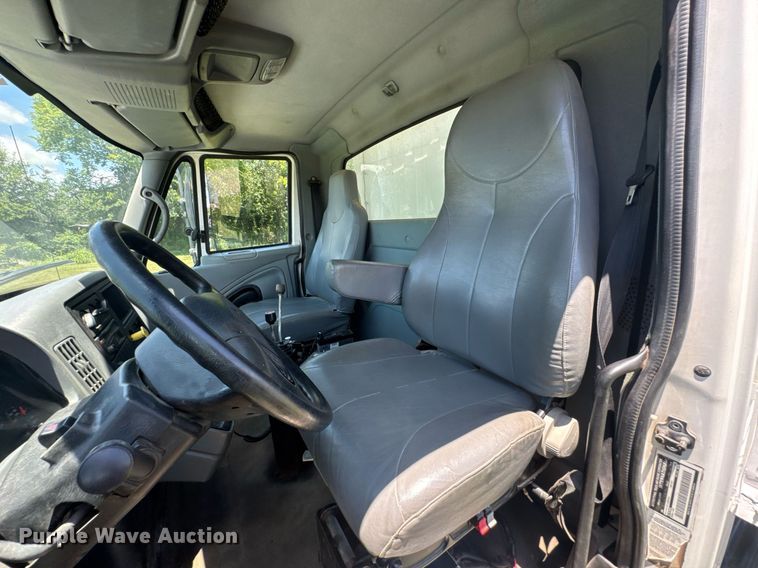 image for item DU9333 2004 International 7400 dump truck