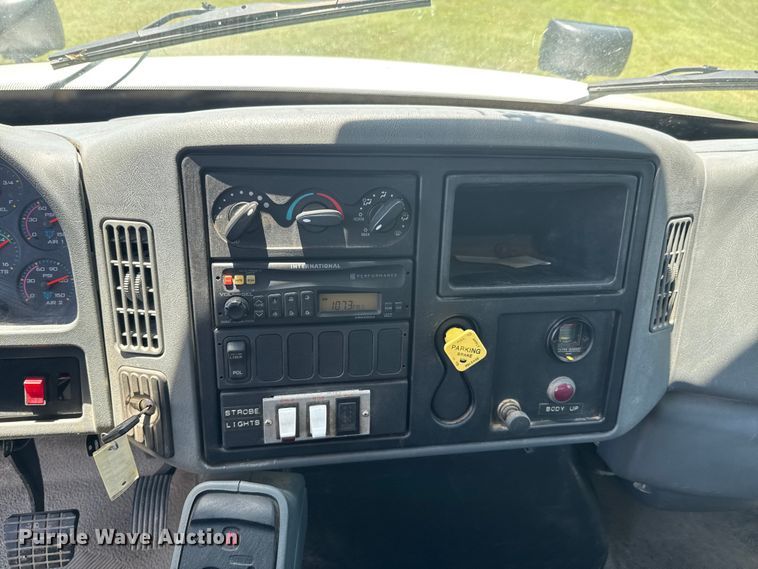 image for item DU9333 2004 International 7400 dump truck