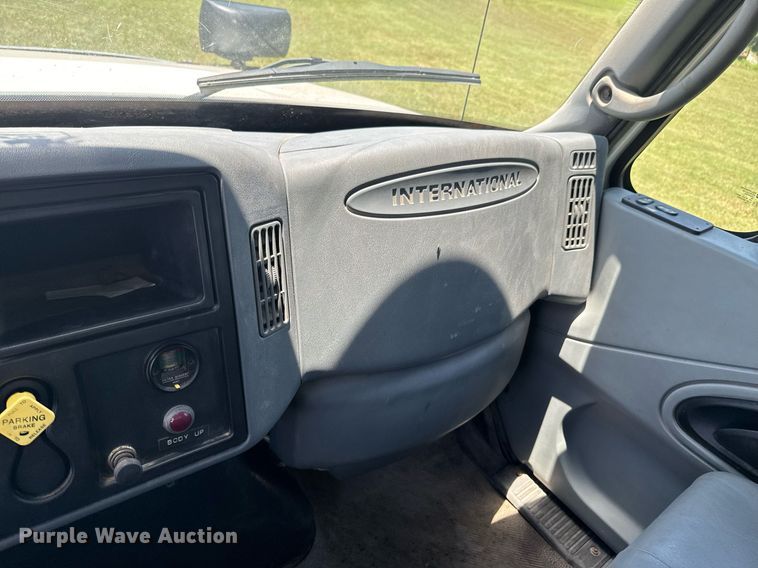 image for item DU9333 2004 International 7400 dump truck