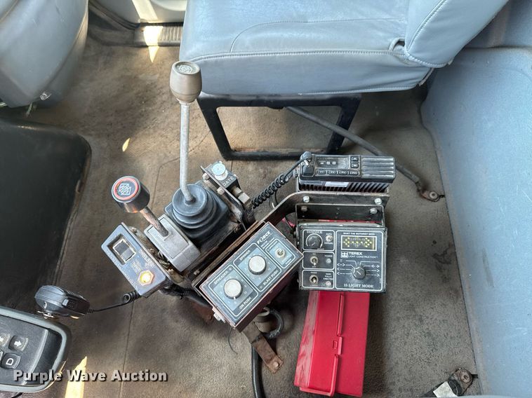 image for item DU9333 2004 International 7400 dump truck