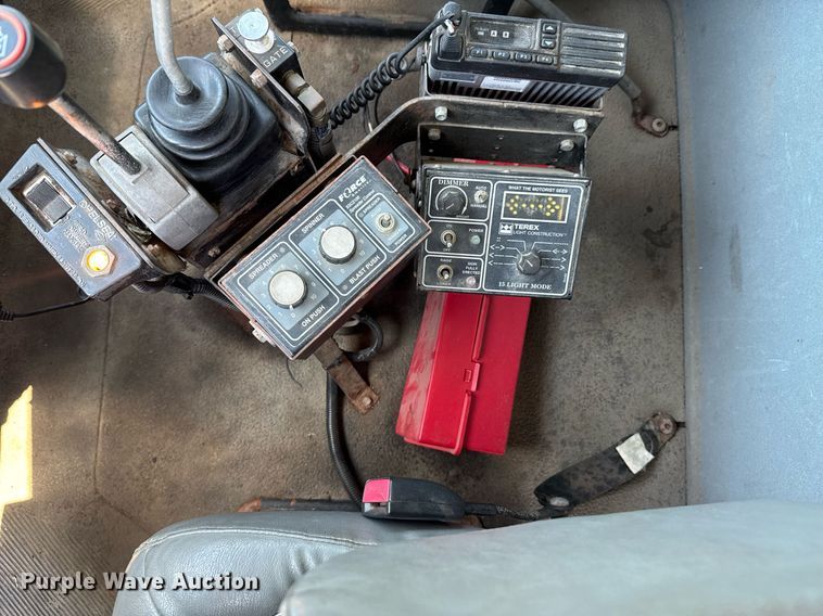 image for item DU9333 2004 International 7400 dump truck