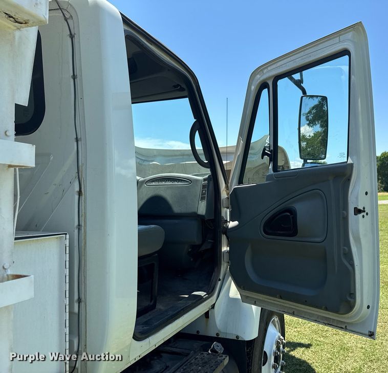 image for item DU9333 2004 International 7400 dump truck