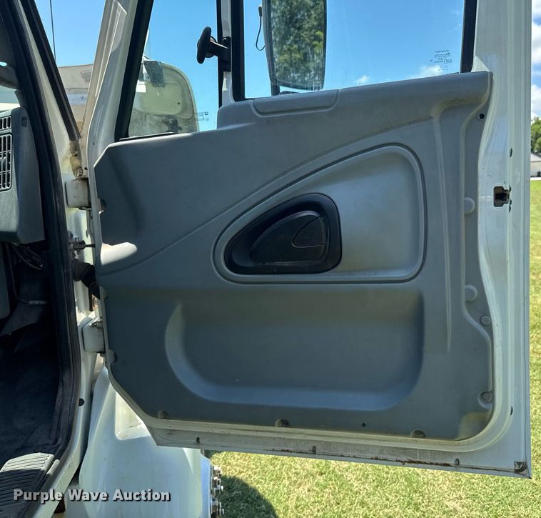 image for item DU9333 2004 International 7400 dump truck