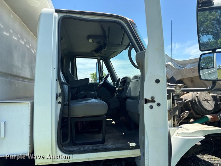 image for item DU9333 2004 International 7400 dump truck