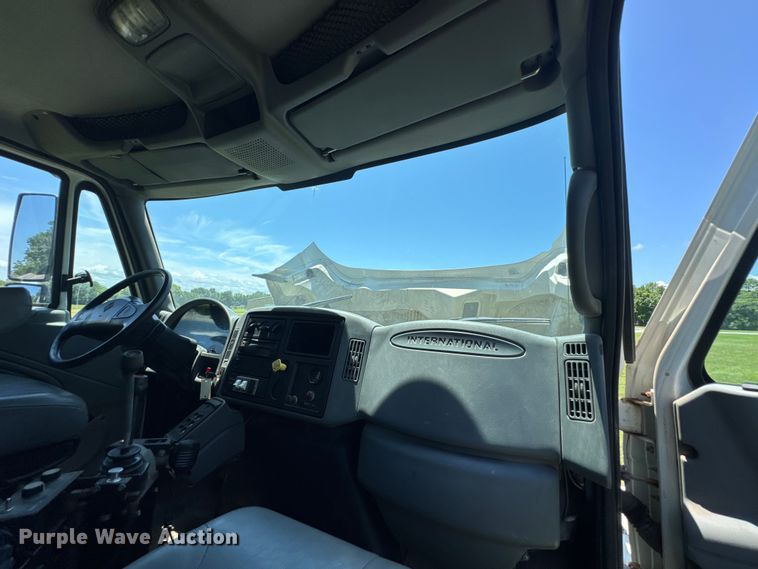 image for item DU9333 2004 International 7400 dump truck