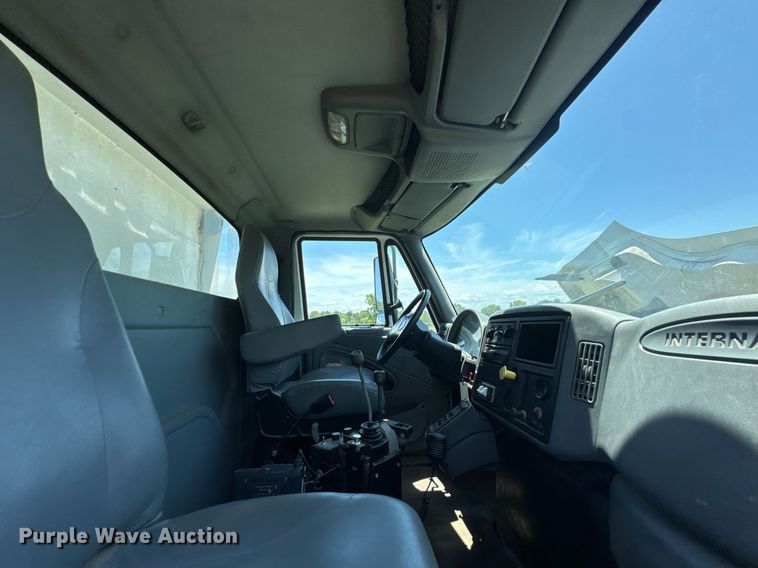 image for item DU9333 2004 International 7400 dump truck