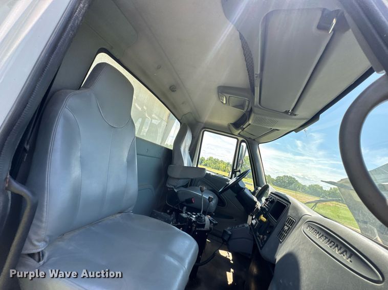 image for item DU9333 2004 International 7400 dump truck