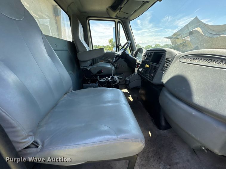 image for item DU9333 2004 International 7400 dump truck