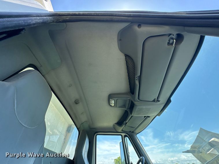 image for item DU9333 2004 International 7400 dump truck